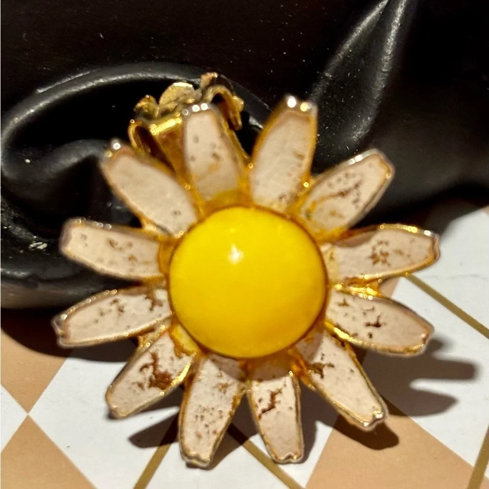 Gorgeous Estate Yellow White Enamel Daisy Flower Vintage Earrings